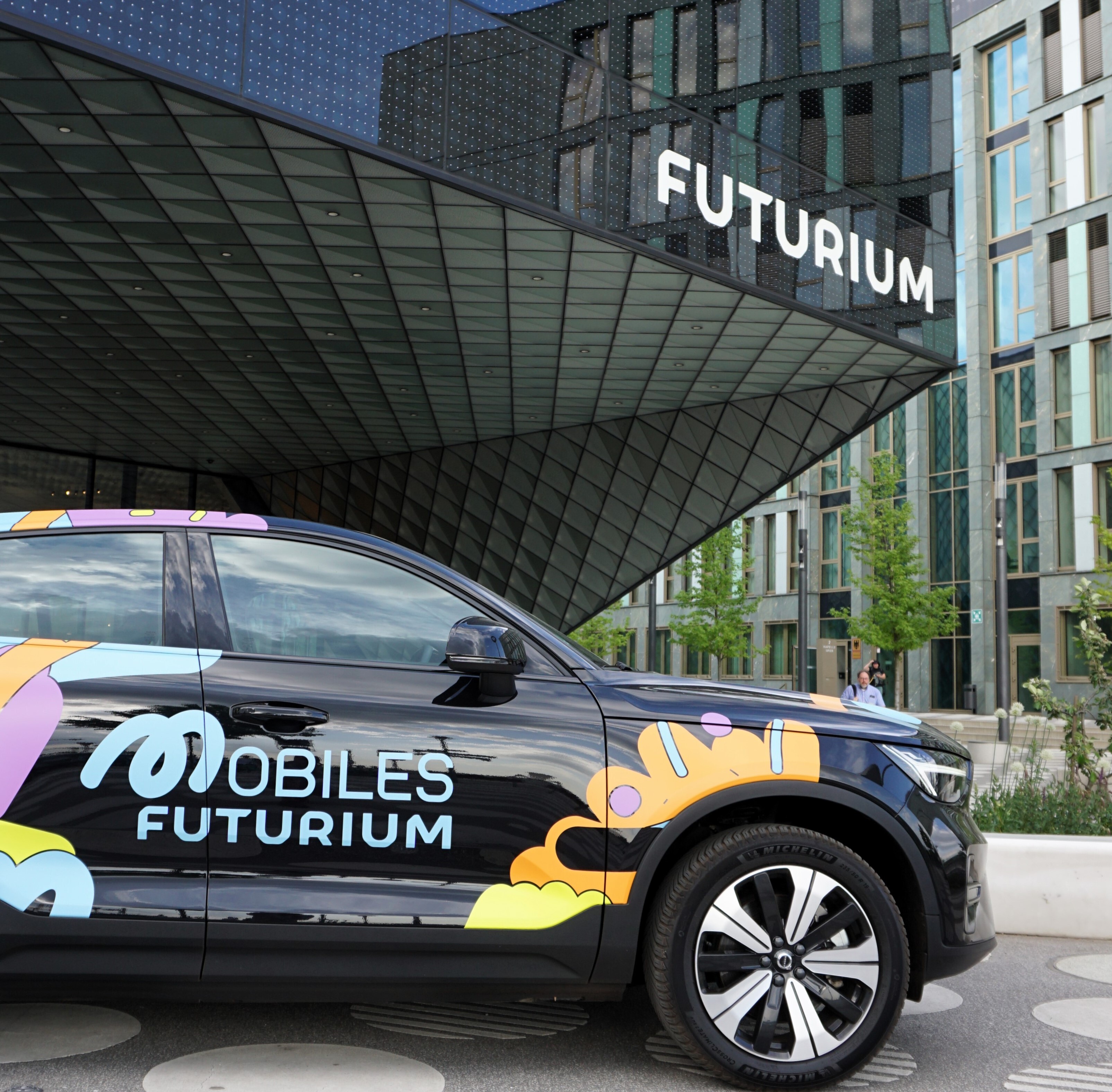 Ein Auto mit der Aufschrift: "Mobiles Futurium" steht vor dem Futurium.