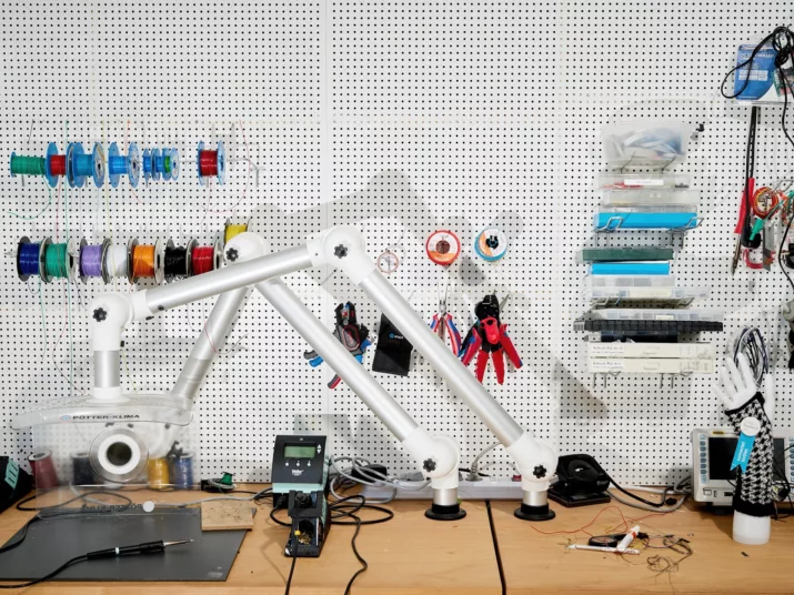 Arbeitsplatz mit verschiedenen Materialien und technischen Geräten