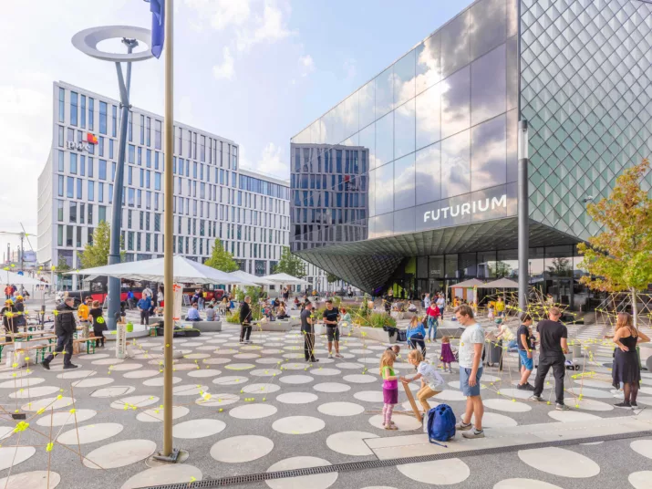 Das Futurium von außen mit Besuchern auf dem Vorplatz