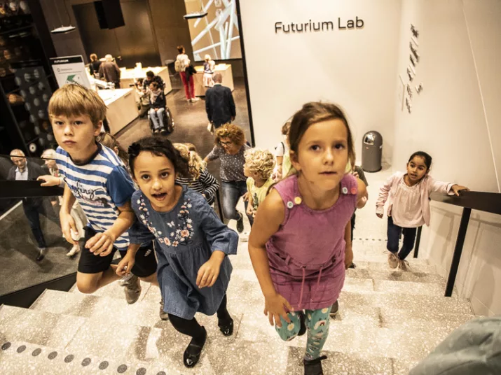 Kinder laufen eine Treppe hinauf