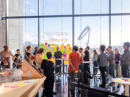 Eine Gruppe von Personen lauscht der Führung eines Guides im Futurium.