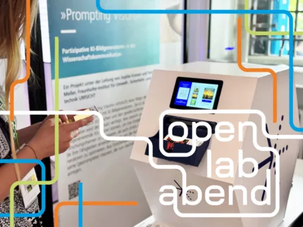Person hat ein Telefon in der Hand und steht vor einem Prompter. Das Bild ist mit OLA Branding