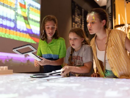 Kinder probieren Exponate im Futurium aus