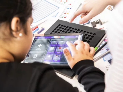 Ein Kind spielt an einem Tablet