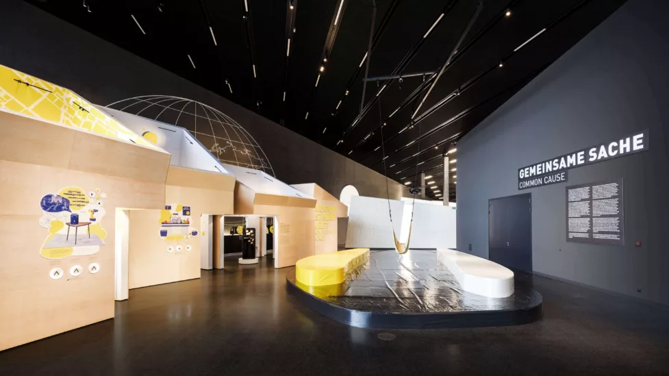 Der Ausstellungsraum Mensch mit Wänden und einer großen Schaukel