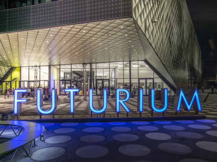 Futurium steht in blauen Leuchtbuchstaben auf dem Vorplatz des Futuriums