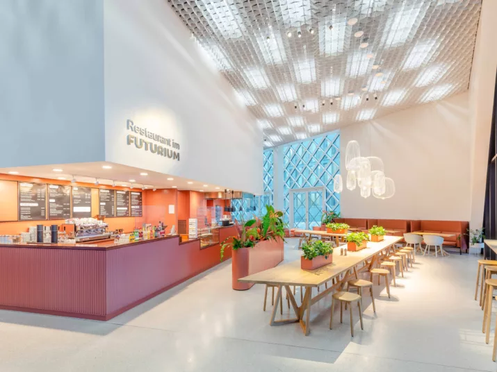 Der Tresen und die Sitzgelegenheiten im Restaurant im Futurium